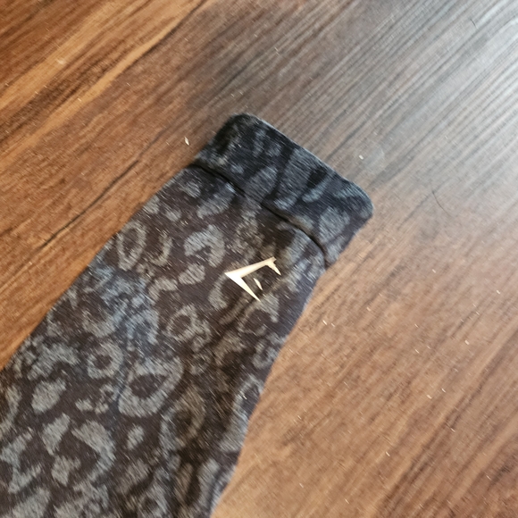 Gymshark Black Leopard Print Leggings and Top Set - Picture 3 of 3